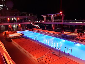 Nächtlich beleuchteter Pool