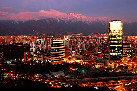 Santiago de Chile am Abend Santiago-de-Chile-Suedamerika-MOCEAN.jpg