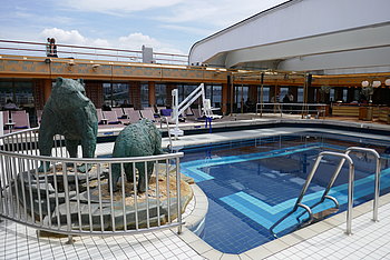 Auf dem Pooldeck