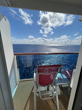 Der Blick aufs Mittelmeer von einem der gemütlichen Balkone Der Blick aufs Mittelmeer von einem der gemütlichen Balkone
