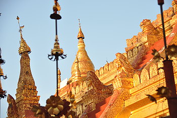 Die Shwezigon Pagode mit ihren Golddetails