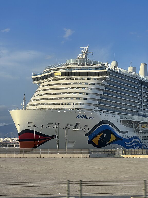 Die großartige AIDAcosma im Hafen von Palma de Mallorca 