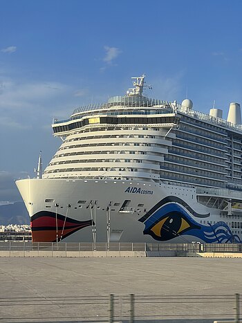 Die großartige AIDAcosma im Hafen von Palma de Mallorca Die großartige AIDAcosma im Hafen von Palma de Mallorca